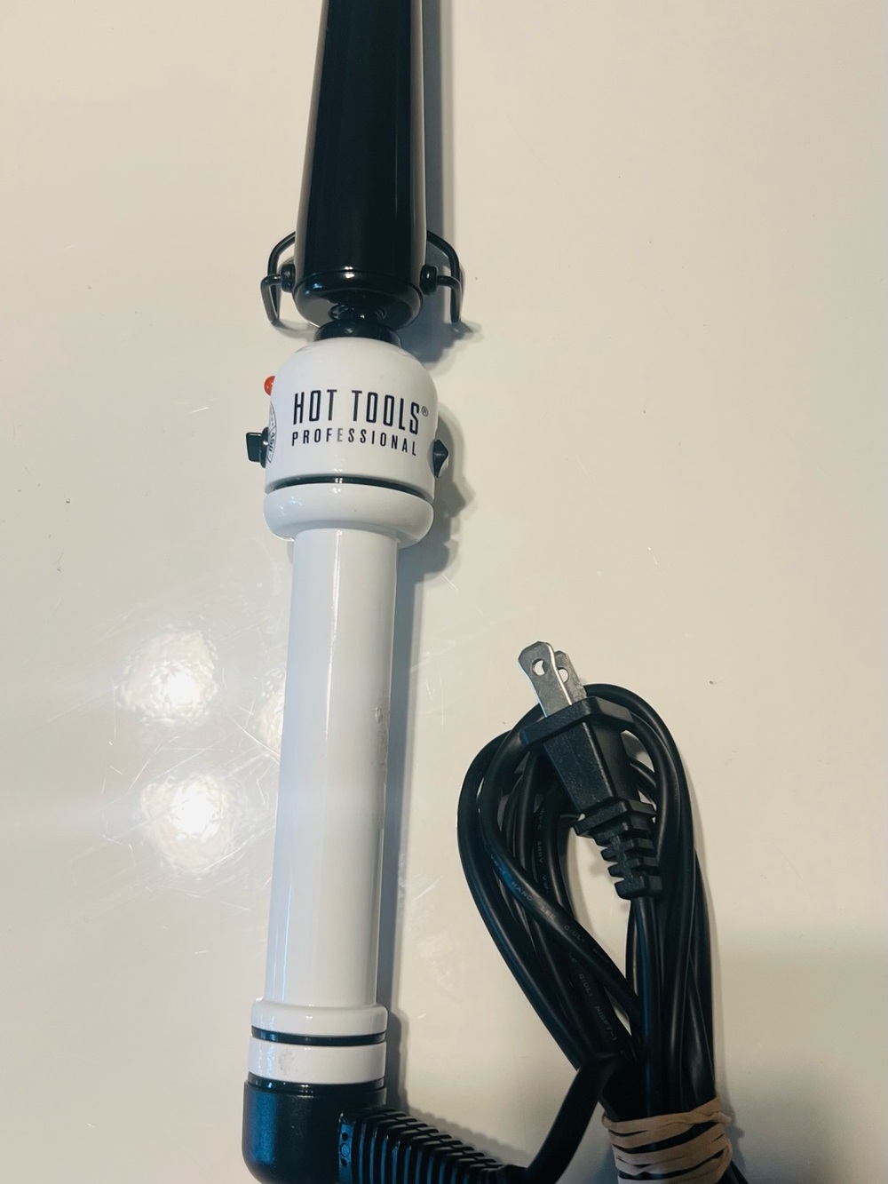 Hot Tools Professional White and Black Curling Wand - Smooth Curling Wand